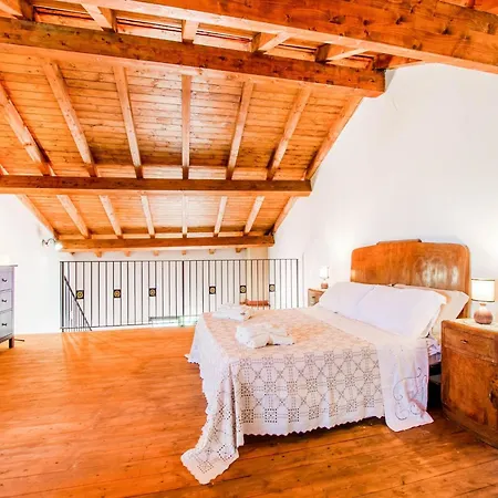 Villa With Pool And Panoramic Surroundings