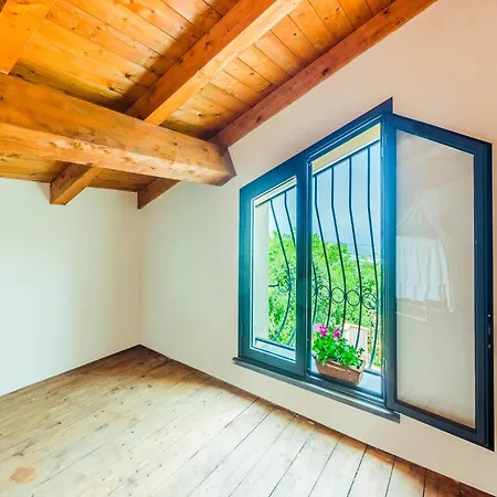 With Pool And Panoramic Surroundings マスカリ