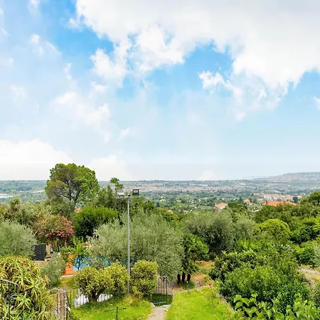 With Pool And Panoramic Surroundings ヴィラ