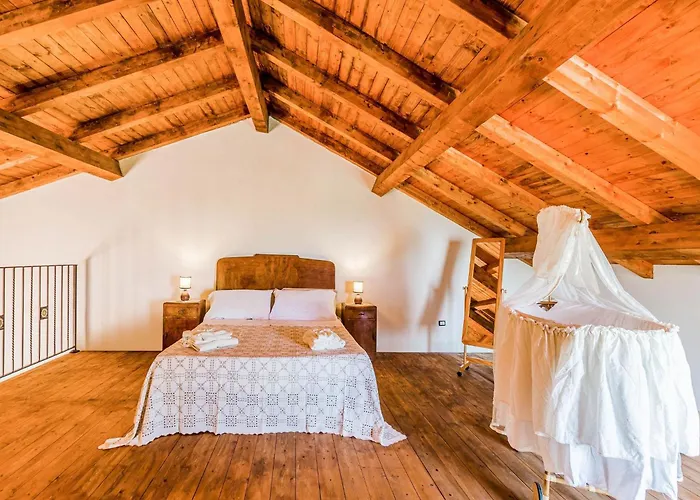 Villa With Pool And Panoramic Surroundings *