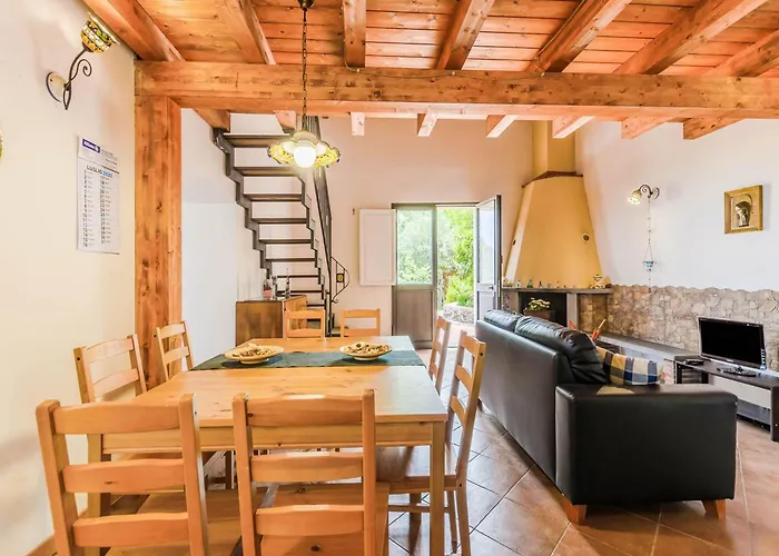 Villa With Pool And Panoramic Surroundings Mascali